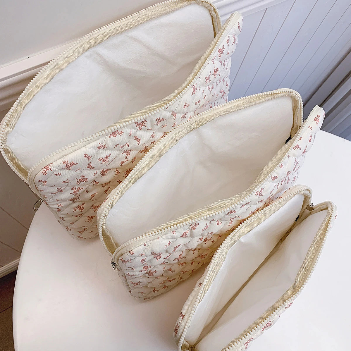 Gesteppte Laptoptasche mit Blumendruck