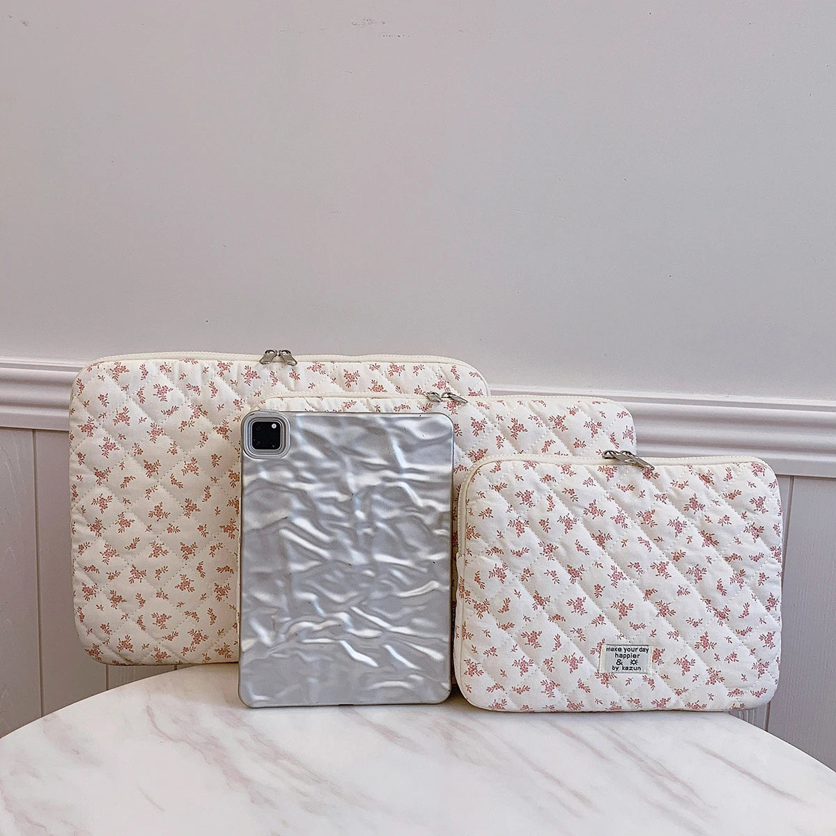 Gesteppte Laptoptasche mit Blumendruck
