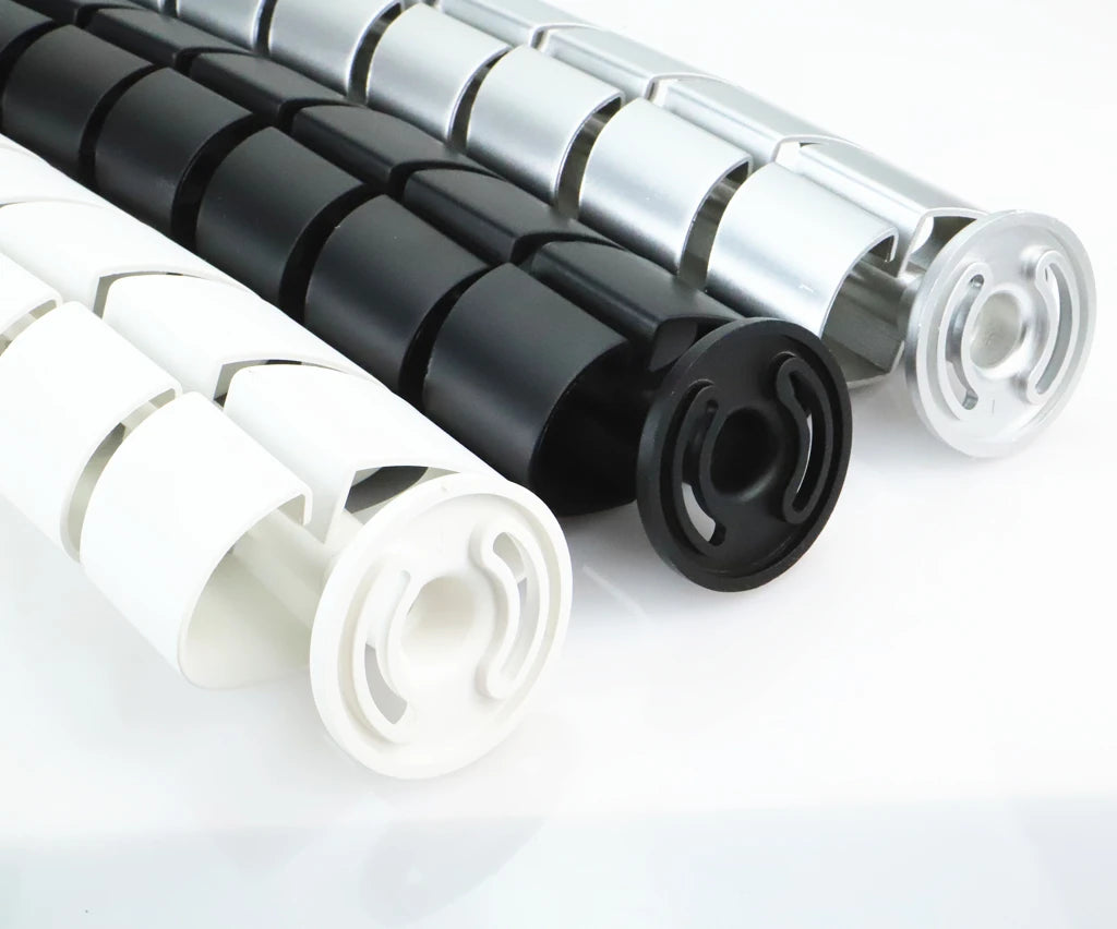 Schwarzes verstellbares Kabelmanagement für Stehpulte